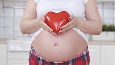 孕妇手捧爱心温馨幸福视频的预览图